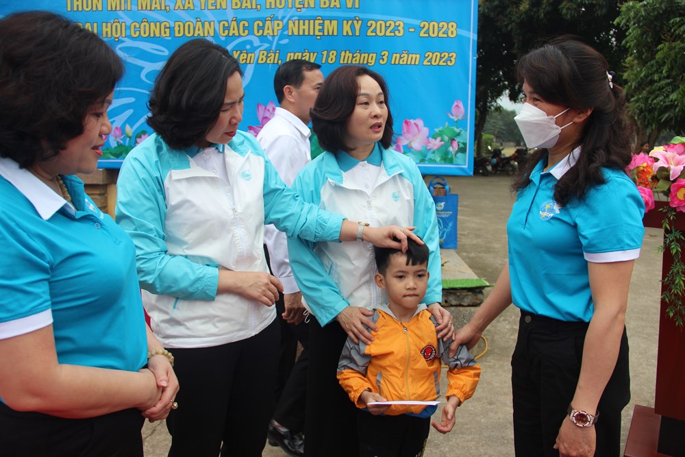 Công đoàn cơ quan Hội LHPN Hà Nội: Trao tặng công trình thiết bị sân chơi cho trẻ em miền núi huyện Ba Vì - ảnh 10