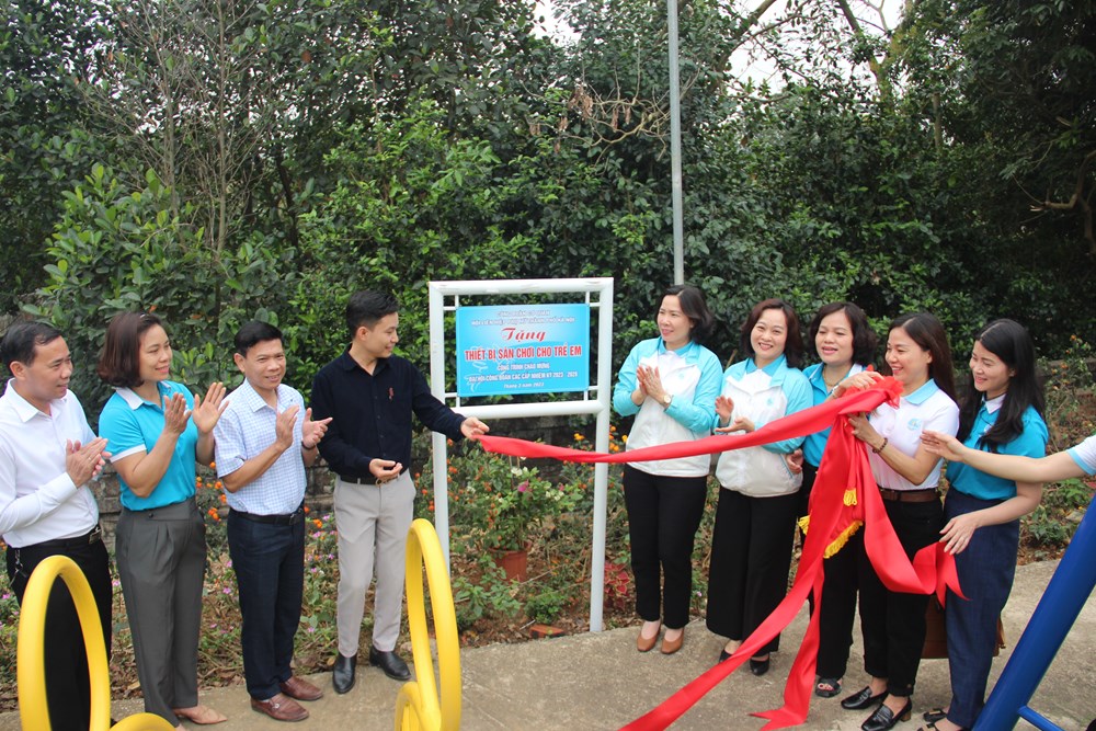 Công đoàn cơ quan Hội LHPN Hà Nội: Trao tặng công trình thiết bị sân chơi cho trẻ em miền núi huyện Ba Vì - ảnh 2