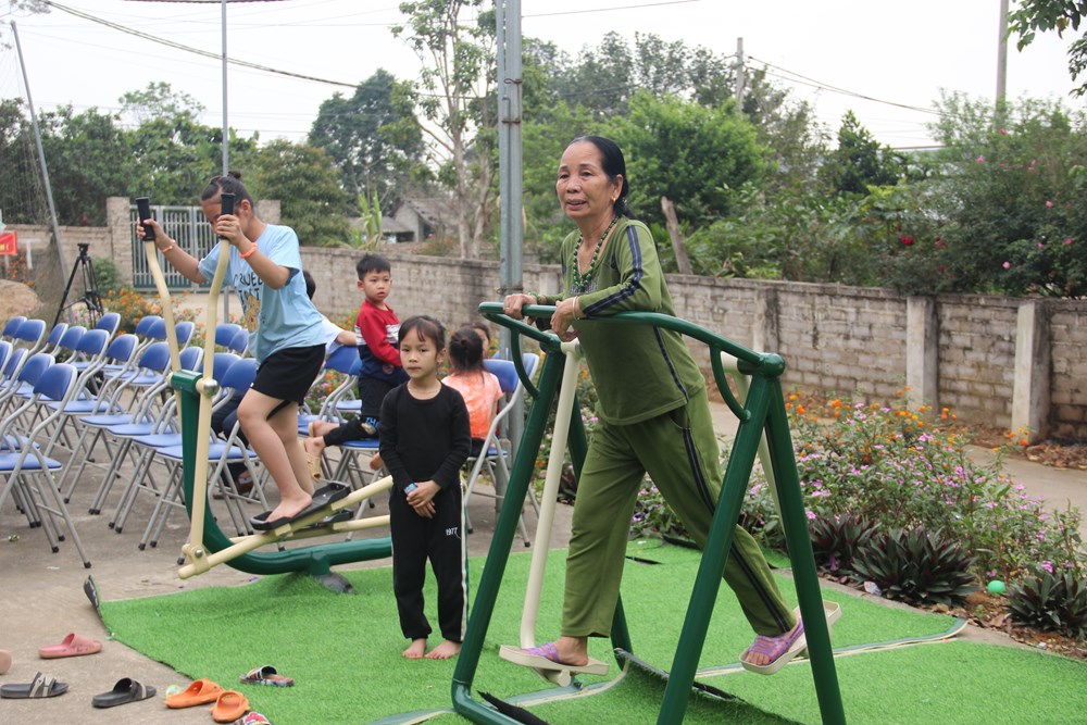 Công đoàn cơ quan Hội LHPN Hà Nội: Trao tặng công trình thiết bị sân chơi cho trẻ em miền núi huyện Ba Vì - ảnh 4