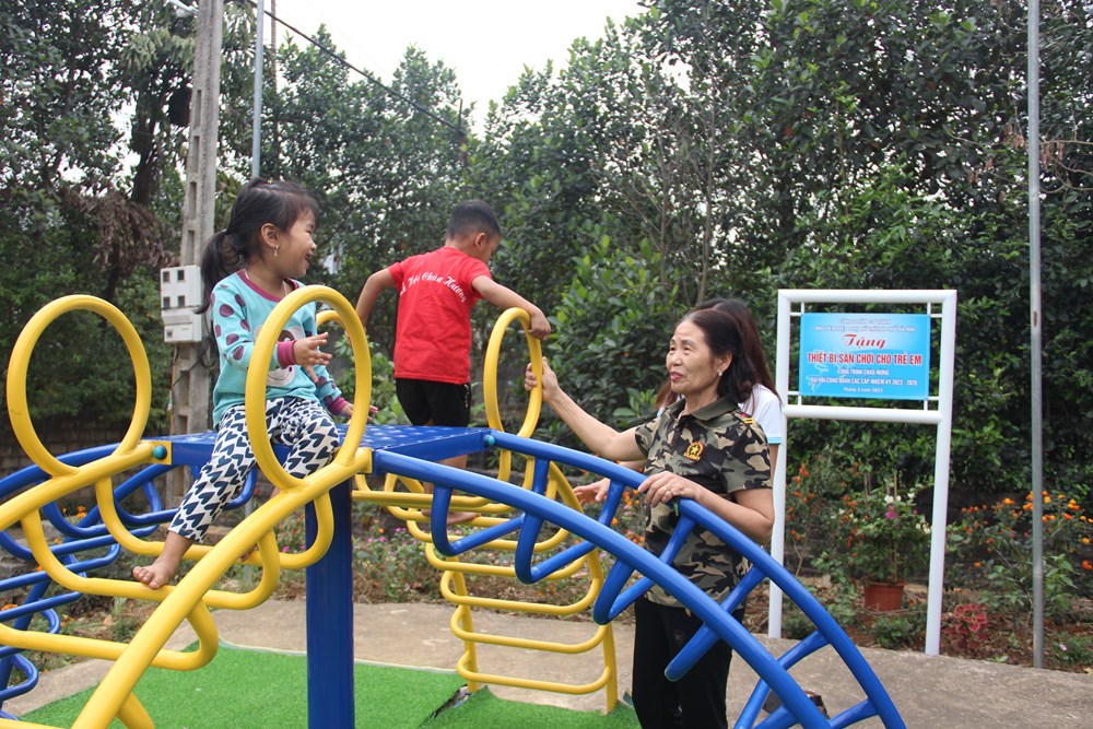 Công đoàn cơ quan Hội LHPN Hà Nội: Trao tặng công trình thiết bị sân chơi cho trẻ em miền núi huyện Ba Vì - ảnh 12