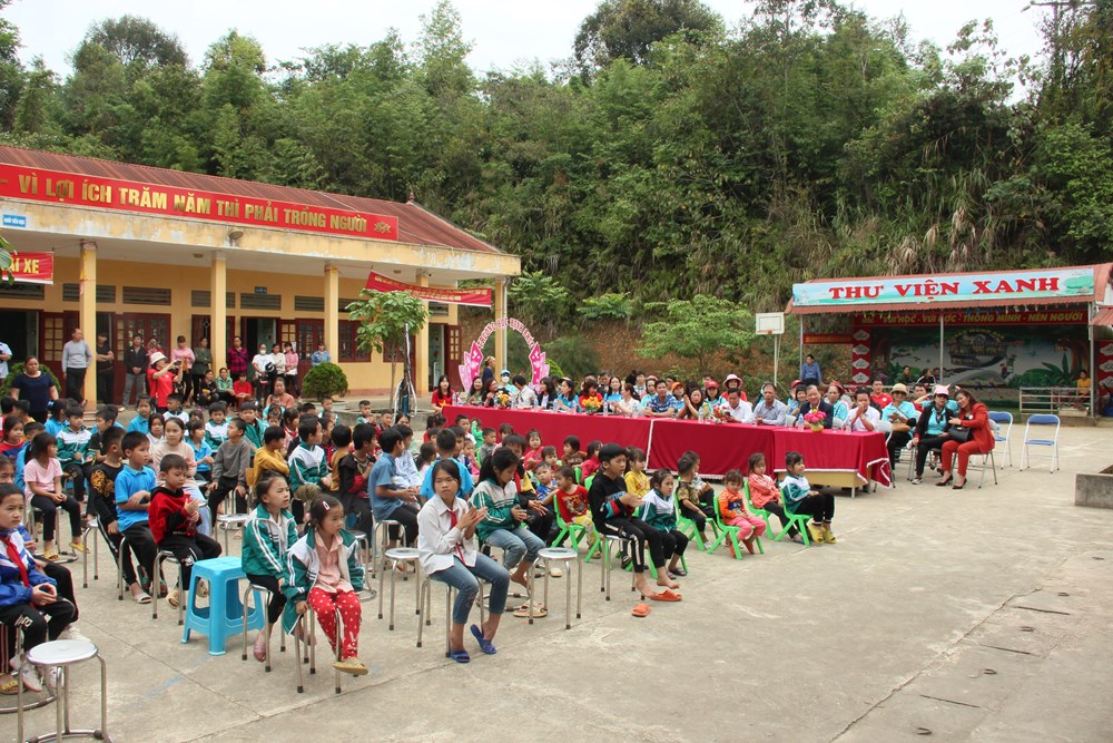 Những phần quà ý nghĩa phụ nữ Cầu Giấy gửi tặng trẻ em vùng cao tỉnh Lạng Sơn - ảnh 1