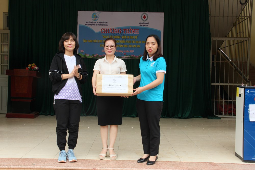 Những phần quà ý nghĩa phụ nữ Cầu Giấy gửi tặng trẻ em vùng cao tỉnh Lạng Sơn - ảnh 2