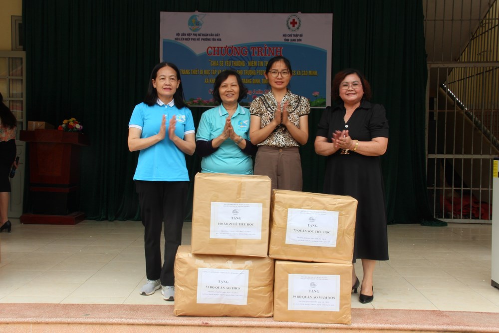 Những phần quà ý nghĩa phụ nữ Cầu Giấy gửi tặng trẻ em vùng cao tỉnh Lạng Sơn - ảnh 4