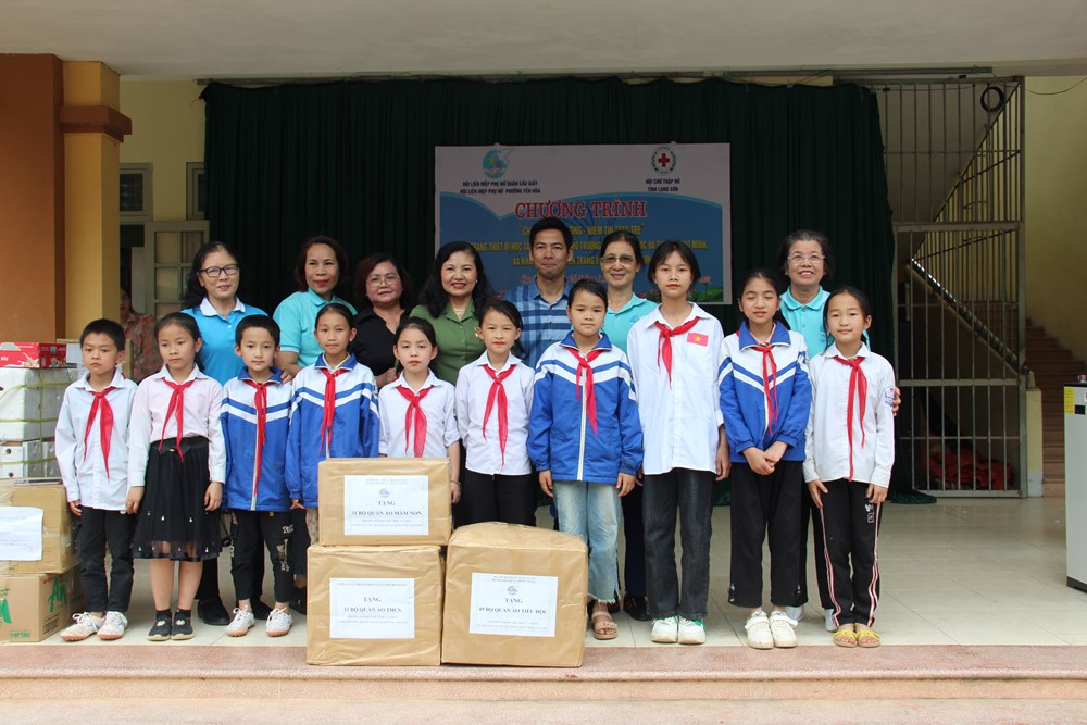 Những phần quà ý nghĩa phụ nữ Cầu Giấy gửi tặng trẻ em vùng cao tỉnh Lạng Sơn - ảnh 10
