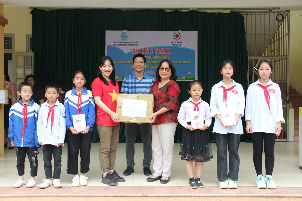 Những phần quà ý nghĩa phụ nữ Cầu Giấy gửi tặng trẻ em vùng cao tỉnh Lạng Sơn - ảnh 5