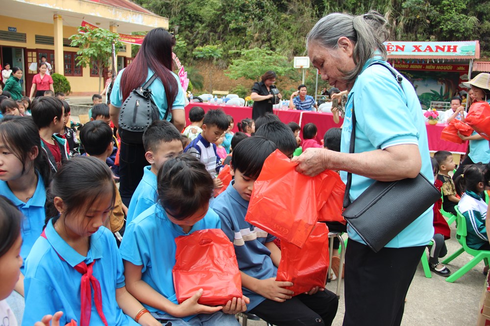 Những phần quà ý nghĩa phụ nữ Cầu Giấy gửi tặng trẻ em vùng cao tỉnh Lạng Sơn - ảnh 11