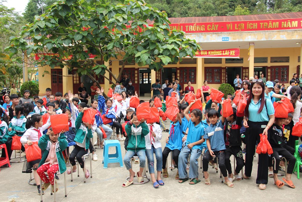 Những phần quà ý nghĩa phụ nữ Cầu Giấy gửi tặng trẻ em vùng cao tỉnh Lạng Sơn - ảnh 6