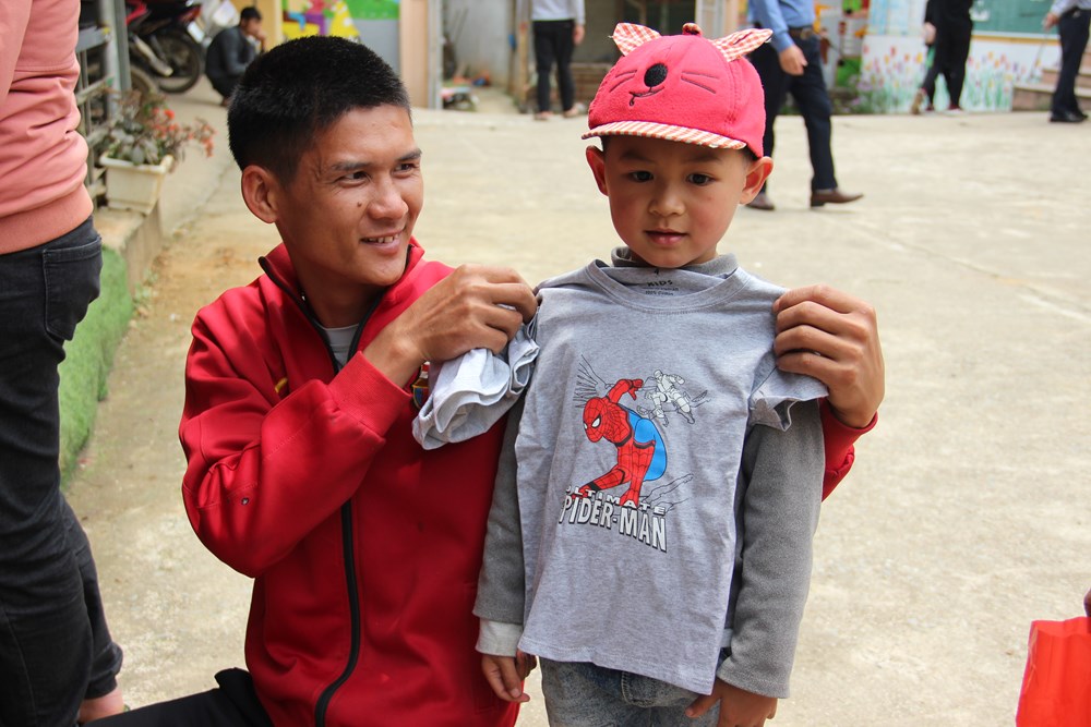 Những phần quà ý nghĩa phụ nữ Cầu Giấy gửi tặng trẻ em vùng cao tỉnh Lạng Sơn - ảnh 15