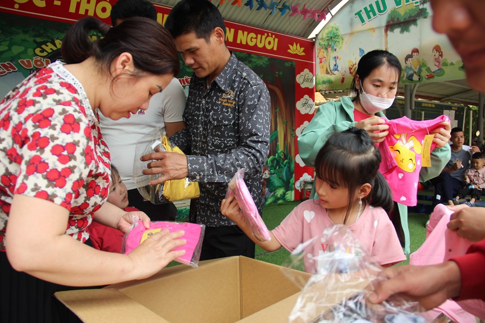 Những phần quà ý nghĩa phụ nữ Cầu Giấy gửi tặng trẻ em vùng cao tỉnh Lạng Sơn - ảnh 12