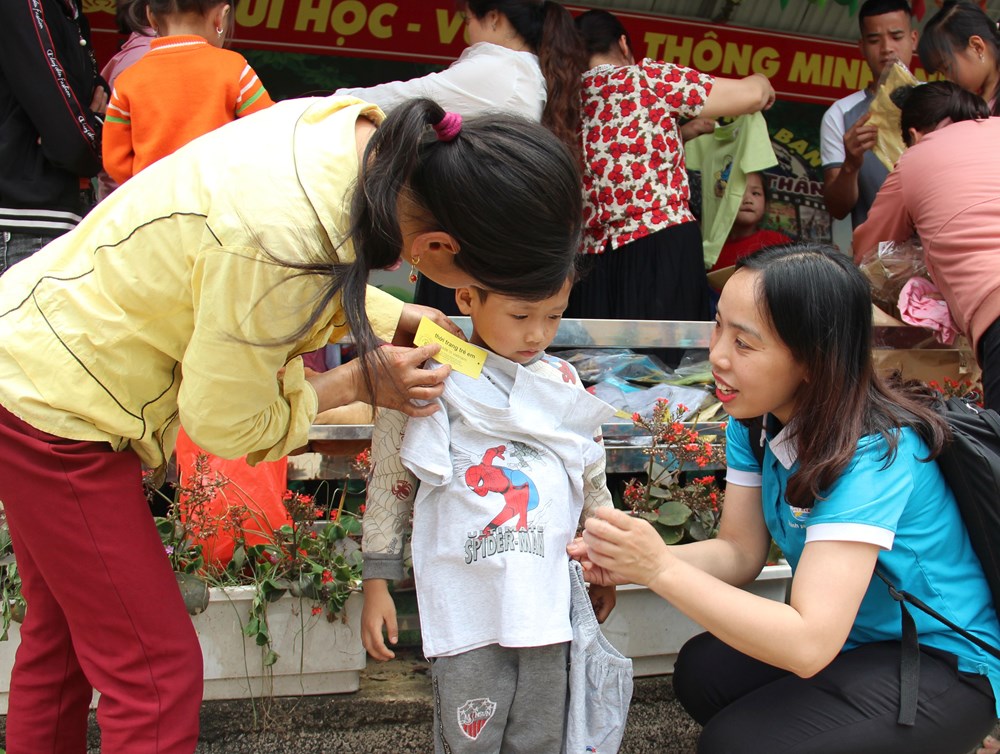 Những phần quà ý nghĩa phụ nữ Cầu Giấy gửi tặng trẻ em vùng cao tỉnh Lạng Sơn - ảnh 14