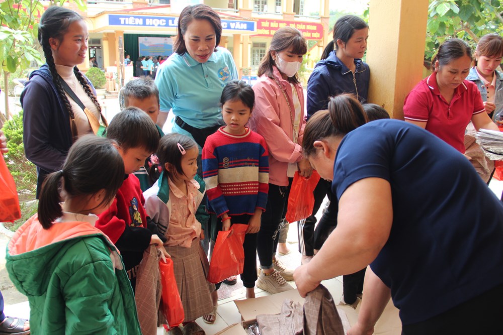 Những phần quà ý nghĩa phụ nữ Cầu Giấy gửi tặng trẻ em vùng cao tỉnh Lạng Sơn - ảnh 13