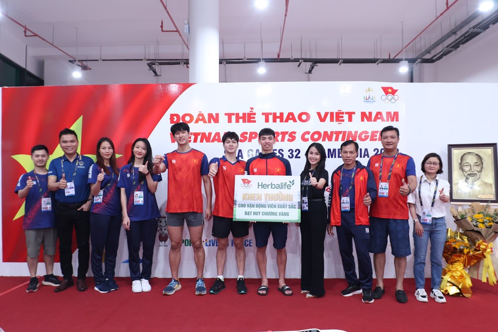 Thưởng nóng cho các VĐV Việt Nam đạt Huy chương Vàng đầu tiên tại SEA Games32 - ảnh 1