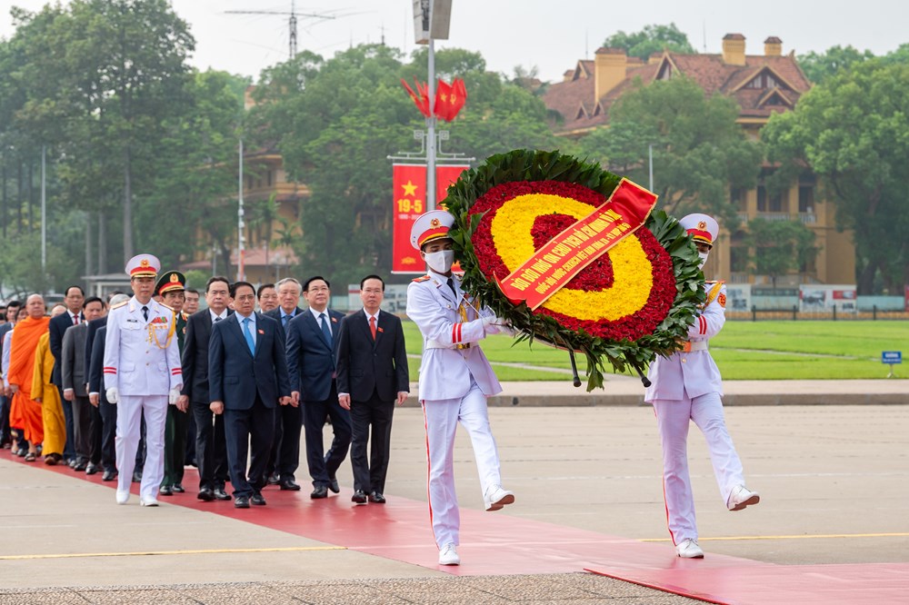 Lãnh đạo Đảng, Nhà nước, các đại biểu Quốc hội viếng lăng Chủ tịch Hồ Chí Minh trước khai mạc kỳ họp - ảnh 1