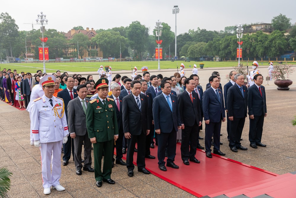 Lãnh đạo Đảng, Nhà nước, các đại biểu Quốc hội viếng lăng Chủ tịch Hồ Chí Minh trước khai mạc kỳ họp - ảnh 2