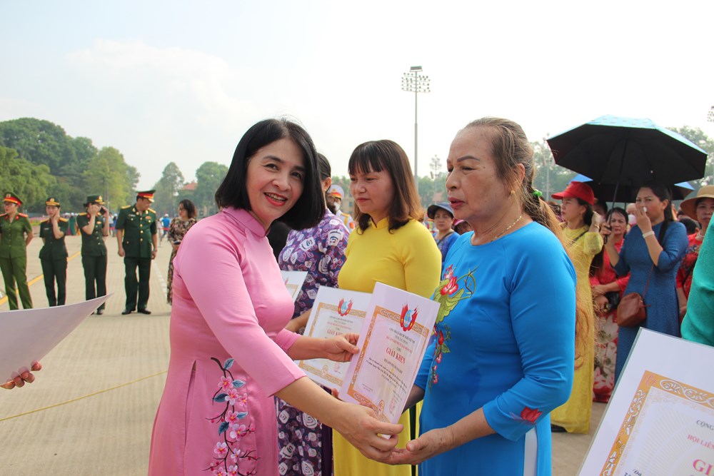 450 cán bộ, hội viên phụ nữ quận Hoàng Mai báo công dâng Bác - ảnh 3