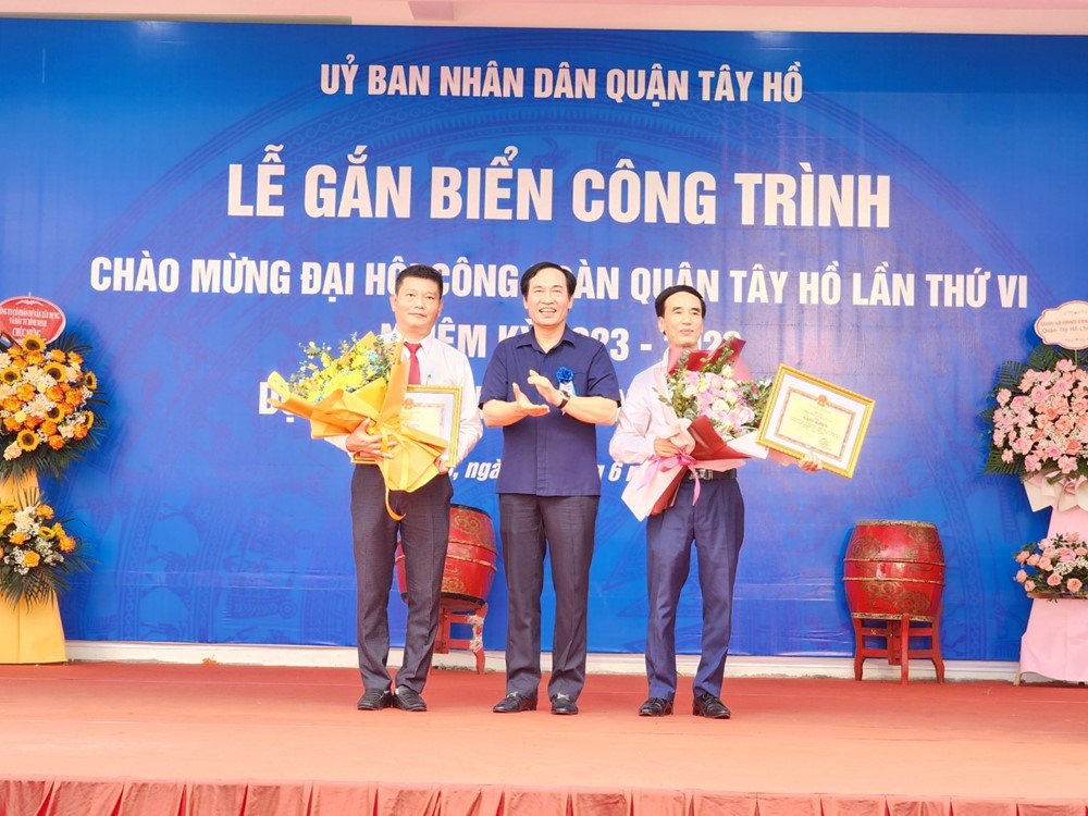 Quận Tây Hồ: Gắn biển công trình chào mừng Đại hội Công đoàn - ảnh 2