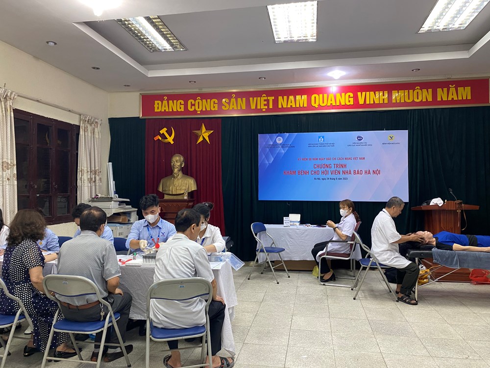 Khám, tư vấn sức khỏe miễn phí cho gần 100 hội viên nhà báo thành phố Hà Nội - ảnh 1