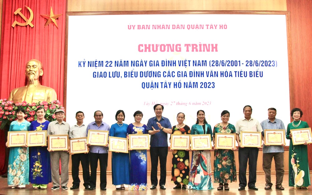 UBND quận Tây Hồ: Biểu dương, nhân rộng điển hình gia đình văn hóa tiêu biểu - ảnh 1