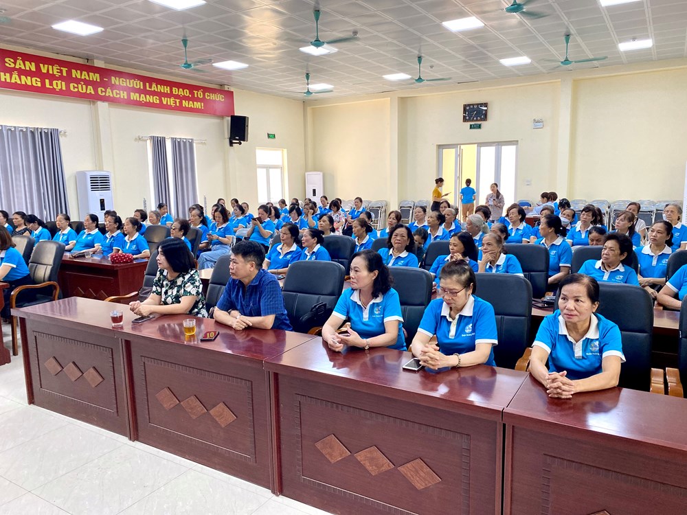 Hội LHPN quận Hoàng Mai (Hà Nội): Tuyên truyền cho cán bộ, hội viên phụ nữ về an toàn giao thông - ảnh 1