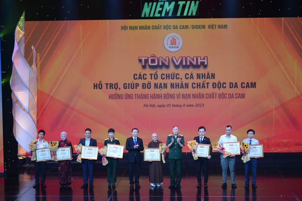 Sâu lắng đêm giao lưu nghệ thuật “Thắp lửa niềm tin“ - ảnh 3