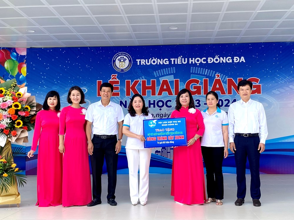 Trao tặng công trình cây xanh cho cô, trò trường Tiểu học Đống Đa - ảnh 1