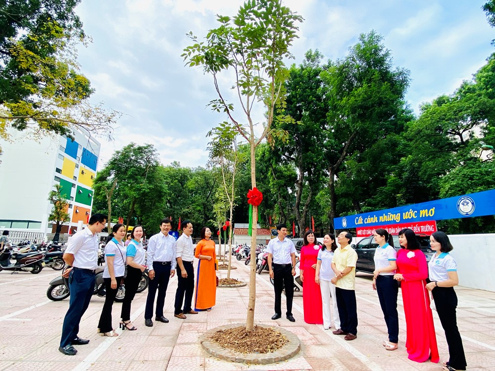 Trao tặng công trình cây xanh cho cô, trò trường Tiểu học Đống Đa - ảnh 4