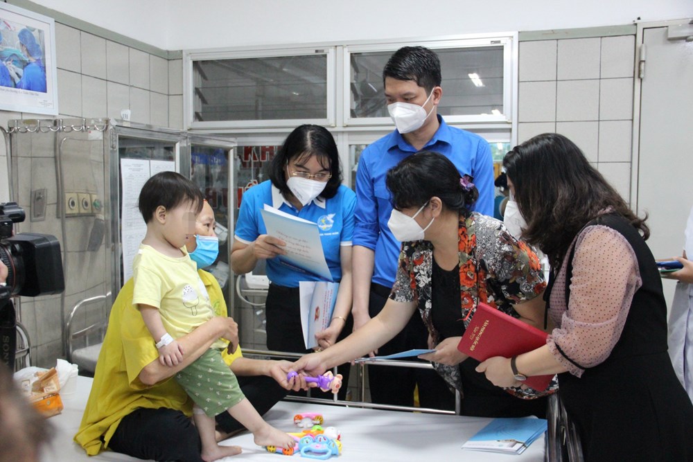 Kịp thời thăm hỏi, động viên nạn nhân trong vụ cháy chung cư mini tại quận Thanh Xuân - ảnh 5