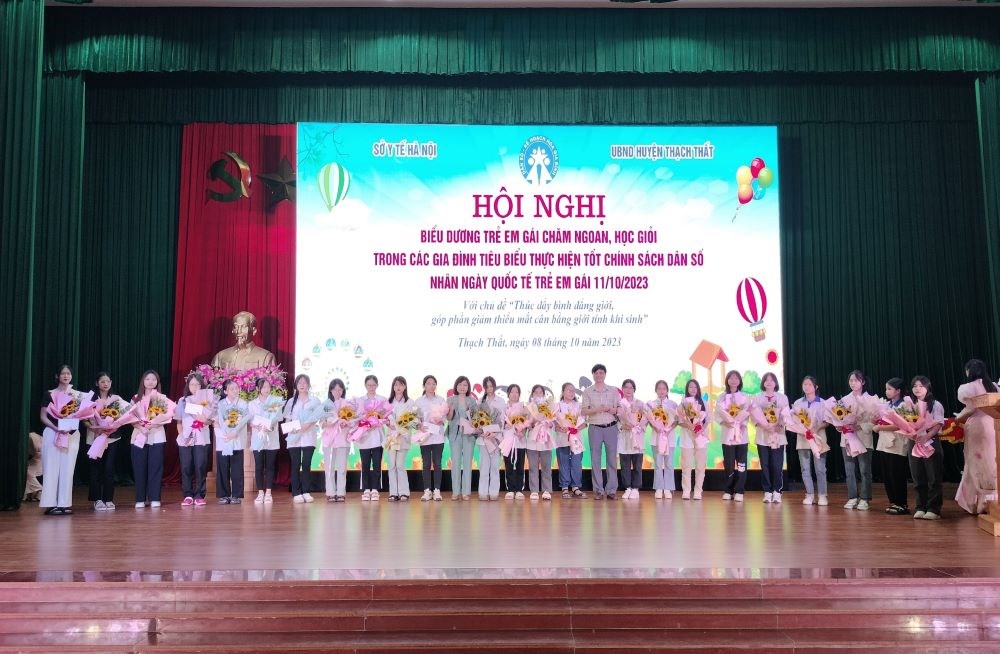 Huyện Thạch Thất biểu dương 100 trẻ em gái chăm ngoan học giỏi - ảnh 2