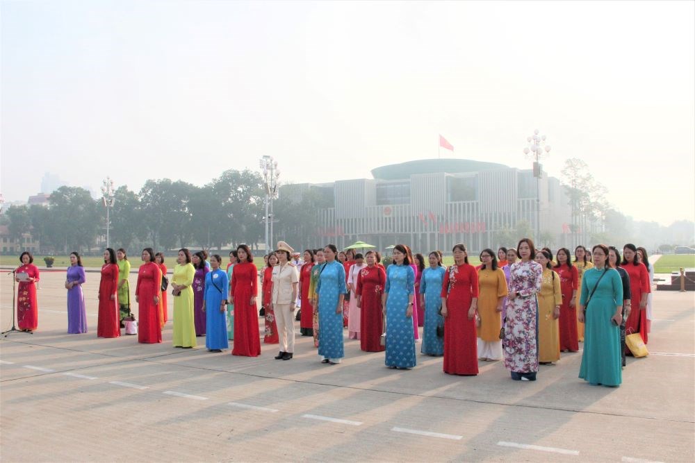 Đoàn Chủ tịch Hội Phụ nữ cơ sở giỏi và Phụ nữ Thủ đô tiêu biểu vào Lăng báo công dâng Bác - ảnh 3