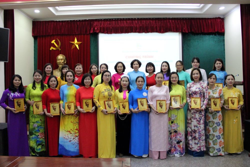 Đoàn Chủ tịch Hội Phụ nữ cơ sở giỏi và Phụ nữ Thủ đô tiêu biểu vào Lăng báo công dâng Bác - ảnh 6