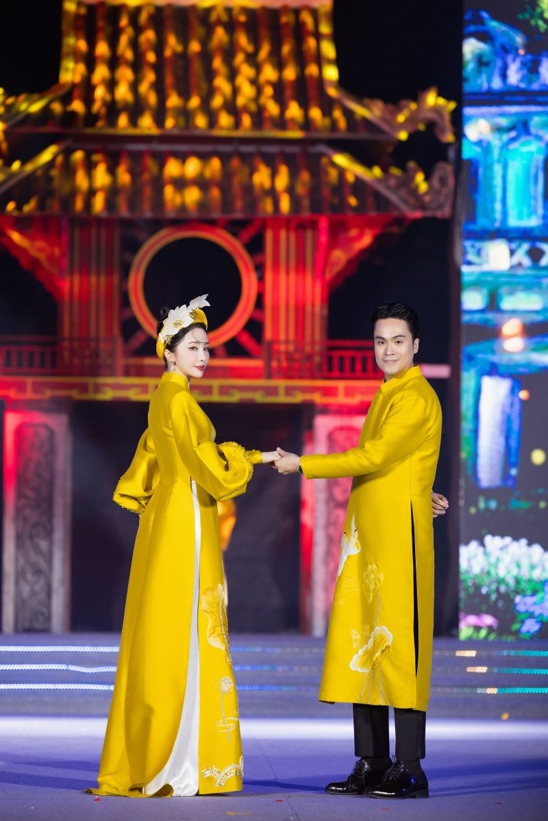 Hồng Diễm đẹp xuất thần với áo dài trên sân khấu thời trang - ảnh 2