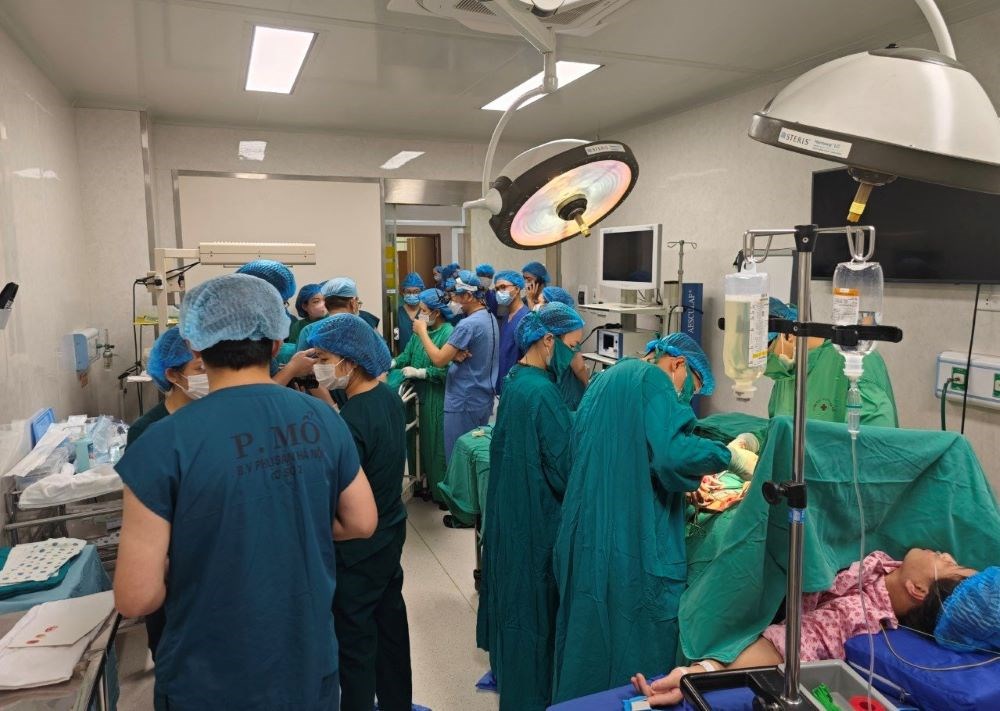 Kịp thời phẫu thuật, đặt máy tạo nhịp tim ngay tại phòng sinh cho em bé bị tim bẩm sinh - ảnh 1