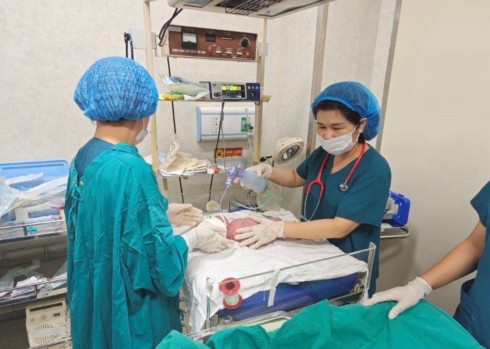 Kịp thời phẫu thuật, đặt máy tạo nhịp tim ngay tại phòng sinh cho em bé bị tim bẩm sinh - ảnh 2