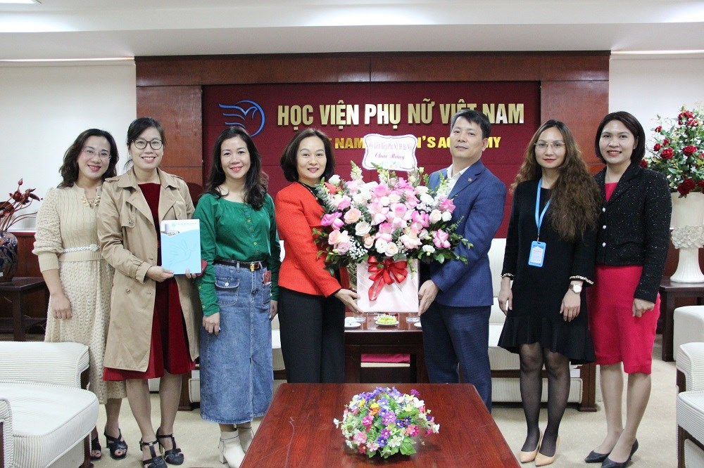 Hội LHPN Hà Nội chúc mừng các thầy cô giáo nhân ngày Nhà giáo Việt Nam - ảnh 1
