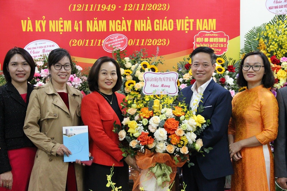 Hội LHPN Hà Nội chúc mừng các thầy cô giáo nhân ngày Nhà giáo Việt Nam - ảnh 2
