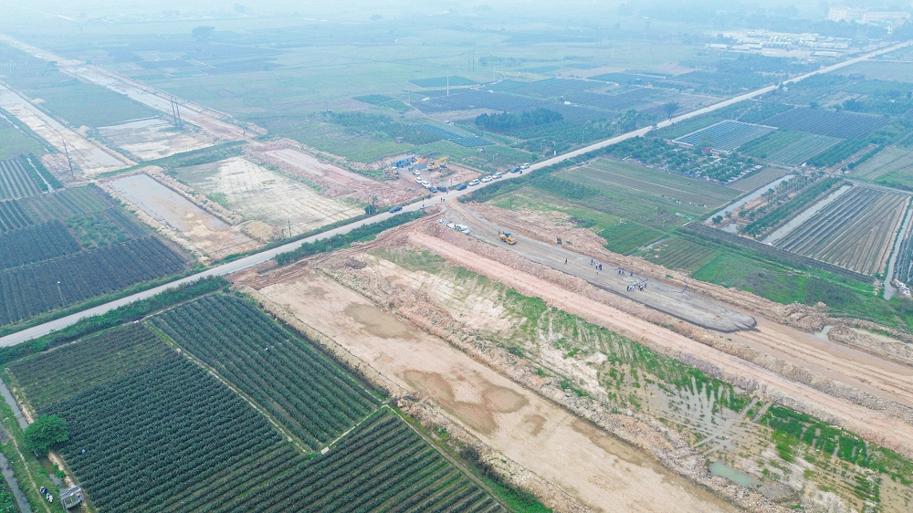 Mê Linh rộn rã công trường thi công đường Vành đai 4 - Vùng Thủ đô - ảnh 3