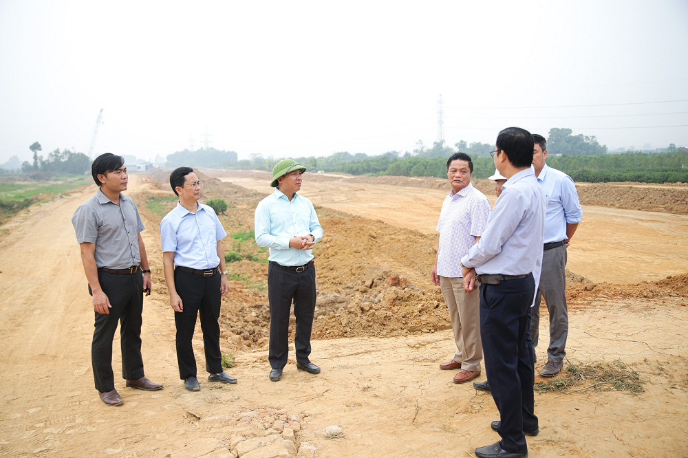 Mê Linh rộn rã công trường thi công đường Vành đai 4 - Vùng Thủ đô - ảnh 2