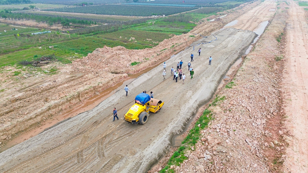 Mê Linh rộn rã công trường thi công đường Vành đai 4 - Vùng Thủ đô - ảnh 5