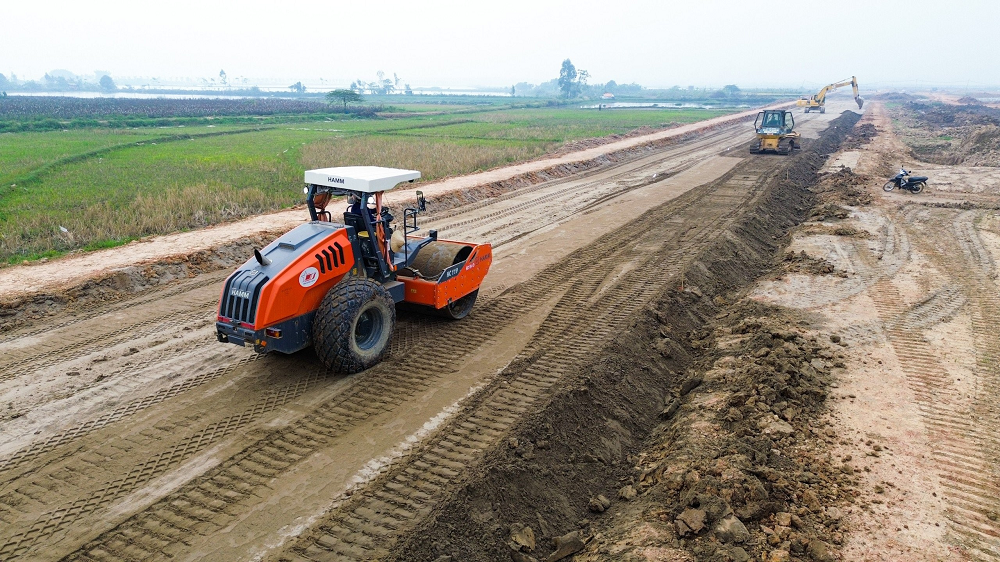 Mê Linh rộn rã công trường thi công đường Vành đai 4 - Vùng Thủ đô - ảnh 7