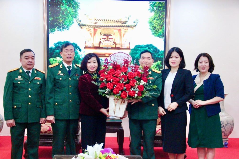 Hội LHPN Hà Nội thăm, chúc mừng Hội Cựu chiến binh Hà Nội nhân ngày truyền thống - ảnh 1