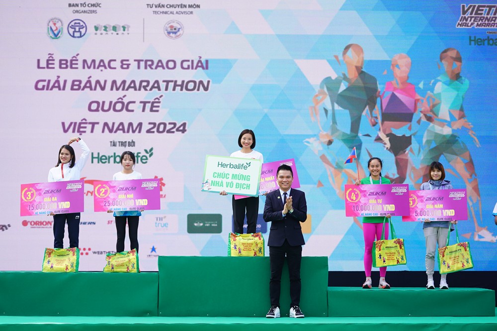 Hơn 5.000 vận động viên tham gia giải chạy bán marathon đón năm mới - ảnh 2