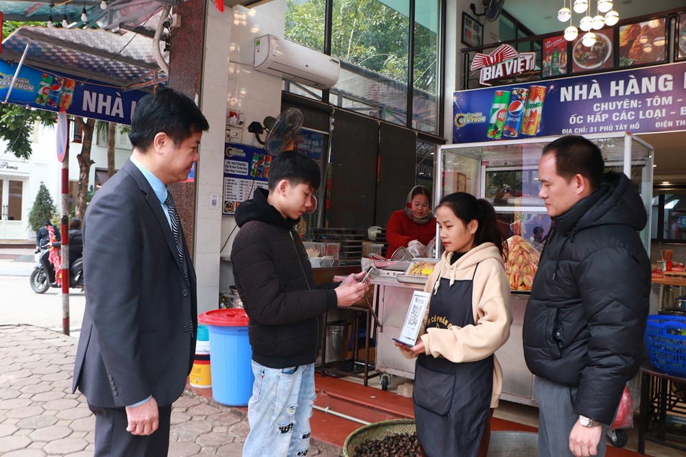 Gắn biển “Tuyến phố văn minh thương mại và đảm bảo an toàn thực phẩm” khu vực Phủ Tây Hồ - ảnh 3