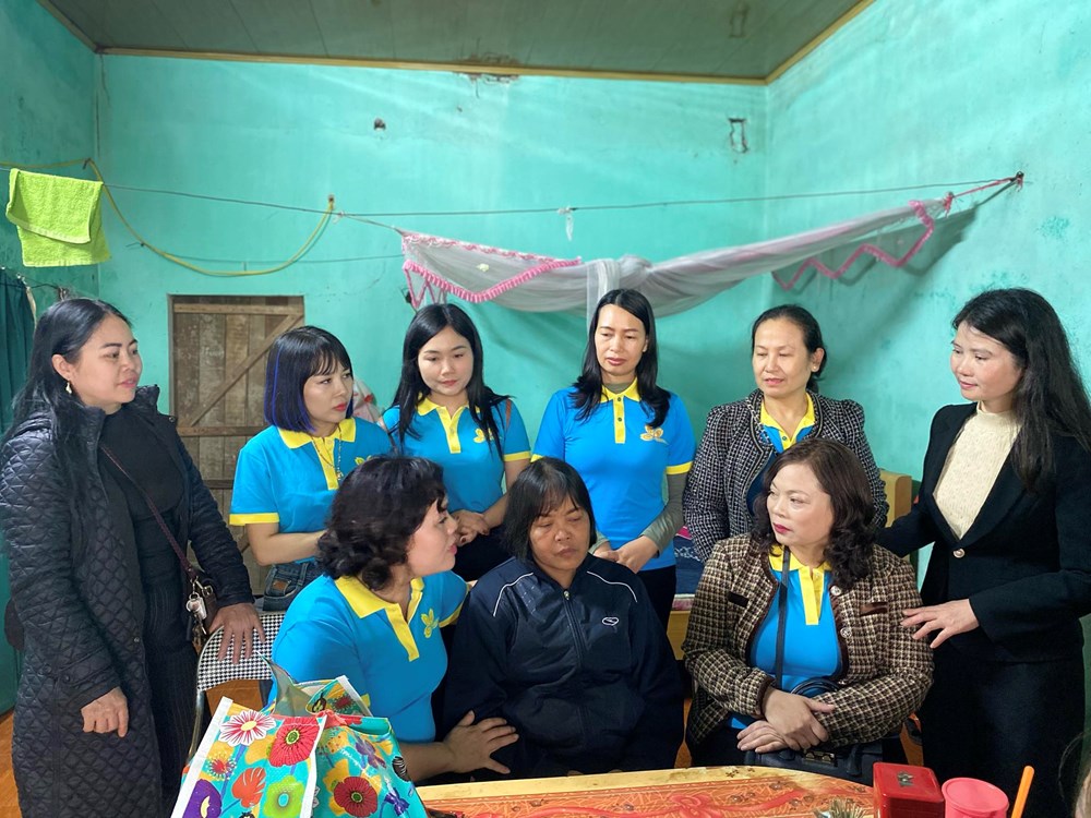 Trao tặng 30 suất quà Tết cho phụ nữ khó khăn huyện Ba Vì - ảnh 3