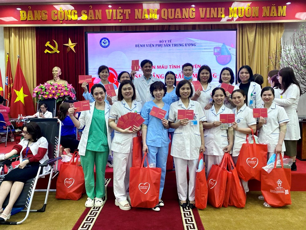 Hơn 430 nhân viên y tế Bệnh viện Phụ sản Trung ương hiến máu tình nguyện - ảnh 2