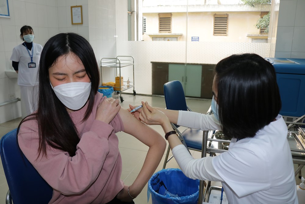 Phòng tiêm chủng vắc-xin dịch vụ CDC Hà Nội mở cửa trở lại - ảnh 3