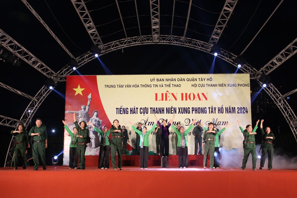 Liên hoan tiếng hát Cựu TNXP quận Tây Hồ: “Âm vang Việt Nam” hào hùng qua từng khúc hát - ảnh 3