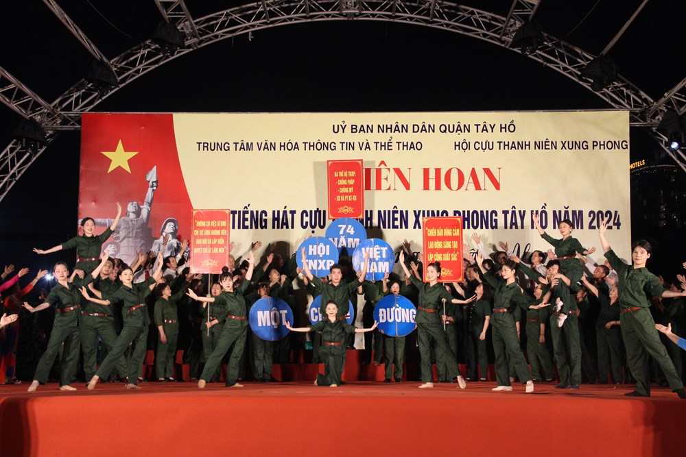 Liên hoan tiếng hát Cựu TNXP quận Tây Hồ: “Âm vang Việt Nam” hào hùng qua từng khúc hát - ảnh 2