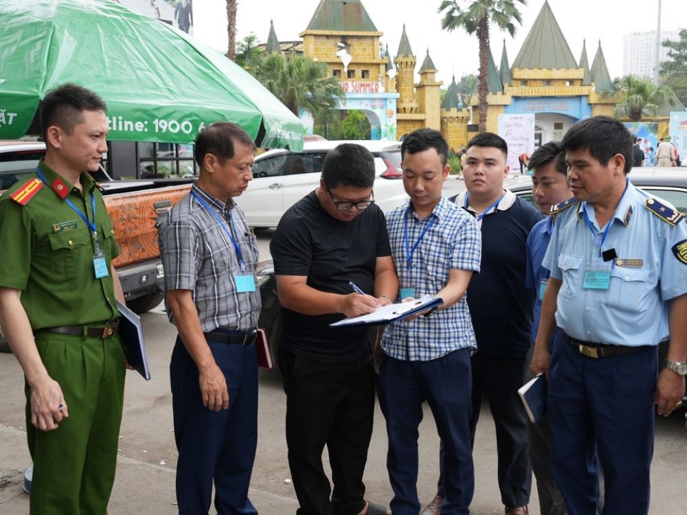 Quận Tây Hồ tăng cường kiểm tra các điểm trông giữ phương tiện - ảnh 1