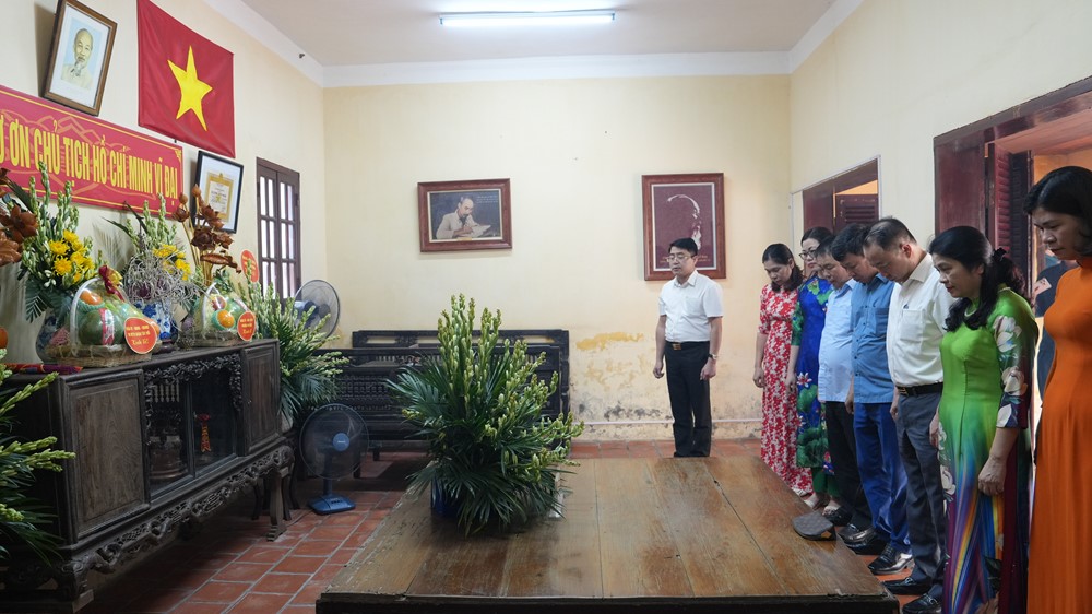 Quận Tây Hồ dâng hương tưởng nhớ Chủ tịch Hồ Chí Minh - ảnh 2