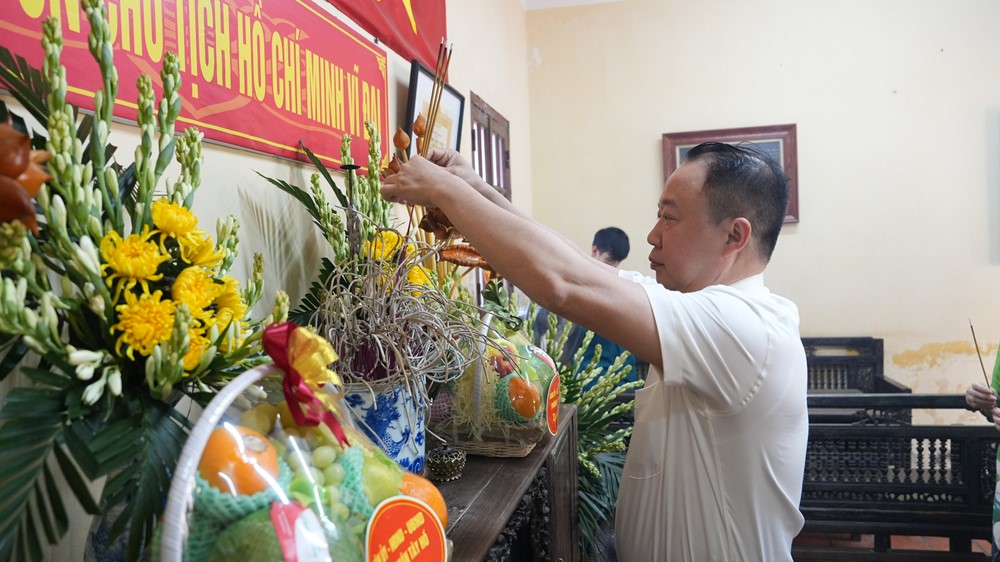 Quận Tây Hồ dâng hương tưởng nhớ Chủ tịch Hồ Chí Minh - ảnh 1